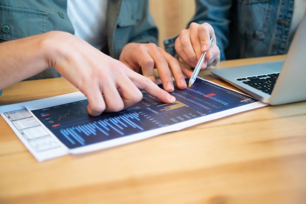 Person tracking an exchange order on a tablet chart